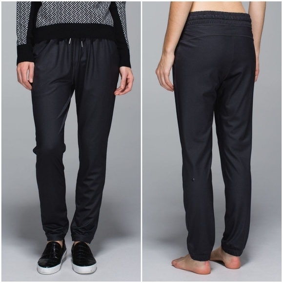 Lululemon Namaskar in Deep Coal size 4 NWT - Picture 1 of 10